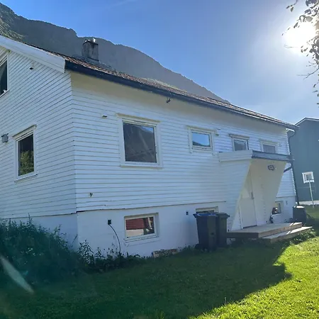 Ferrytale, Cozy, Spacious House On Senja Hébergement de vacances *